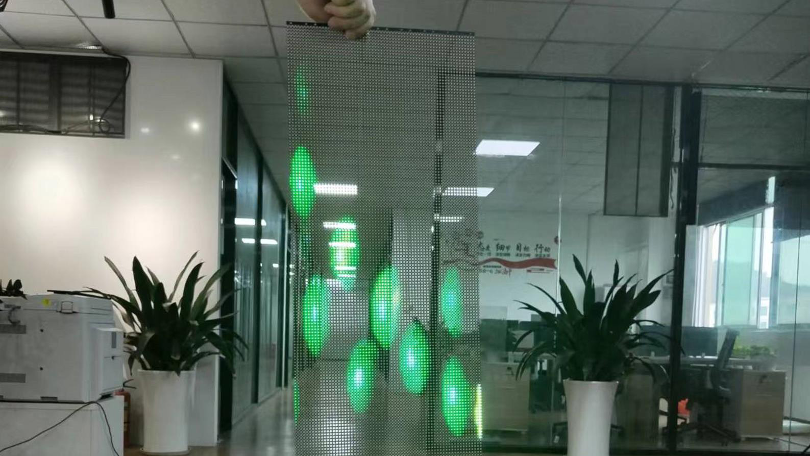 透明显示的黑马竟然是它——LED全息隐形屏