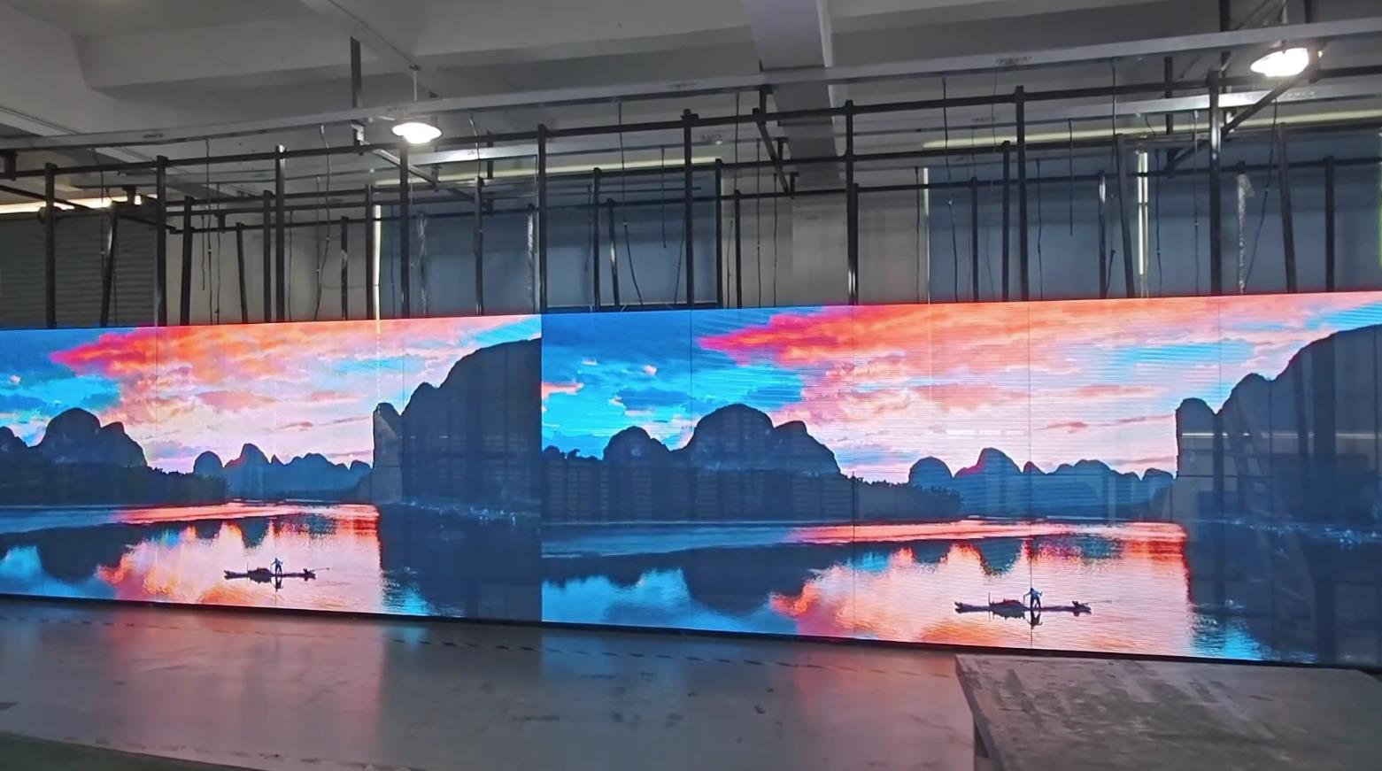 LED防水透明屏：户外场景的“透光显示神器”